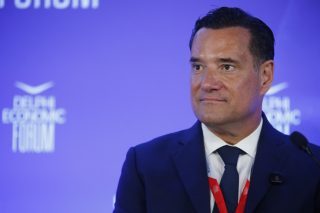 Ειρωνείες Γεωργιάδη από το Φόρουμ των Δελφών: «Όσο μας επιτρέπει η κυρία Κοβέσι, έχουμε ακόμη δημοκρατία»